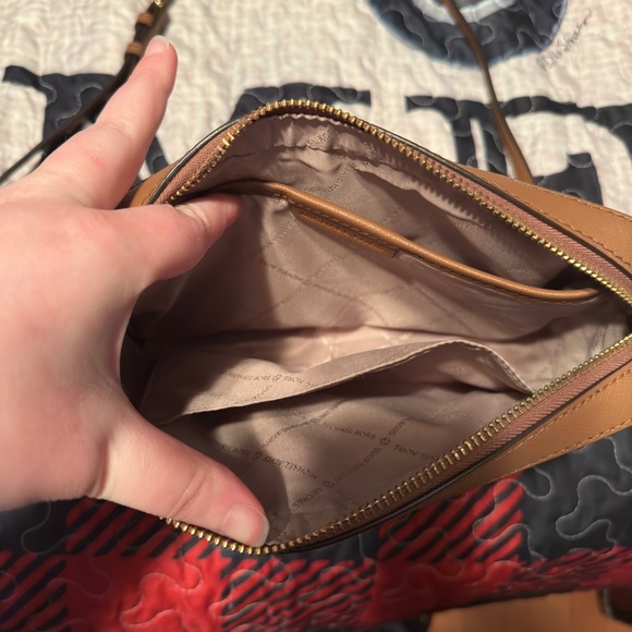 Michael kors crossbody bag ! - Picture 4 of 7